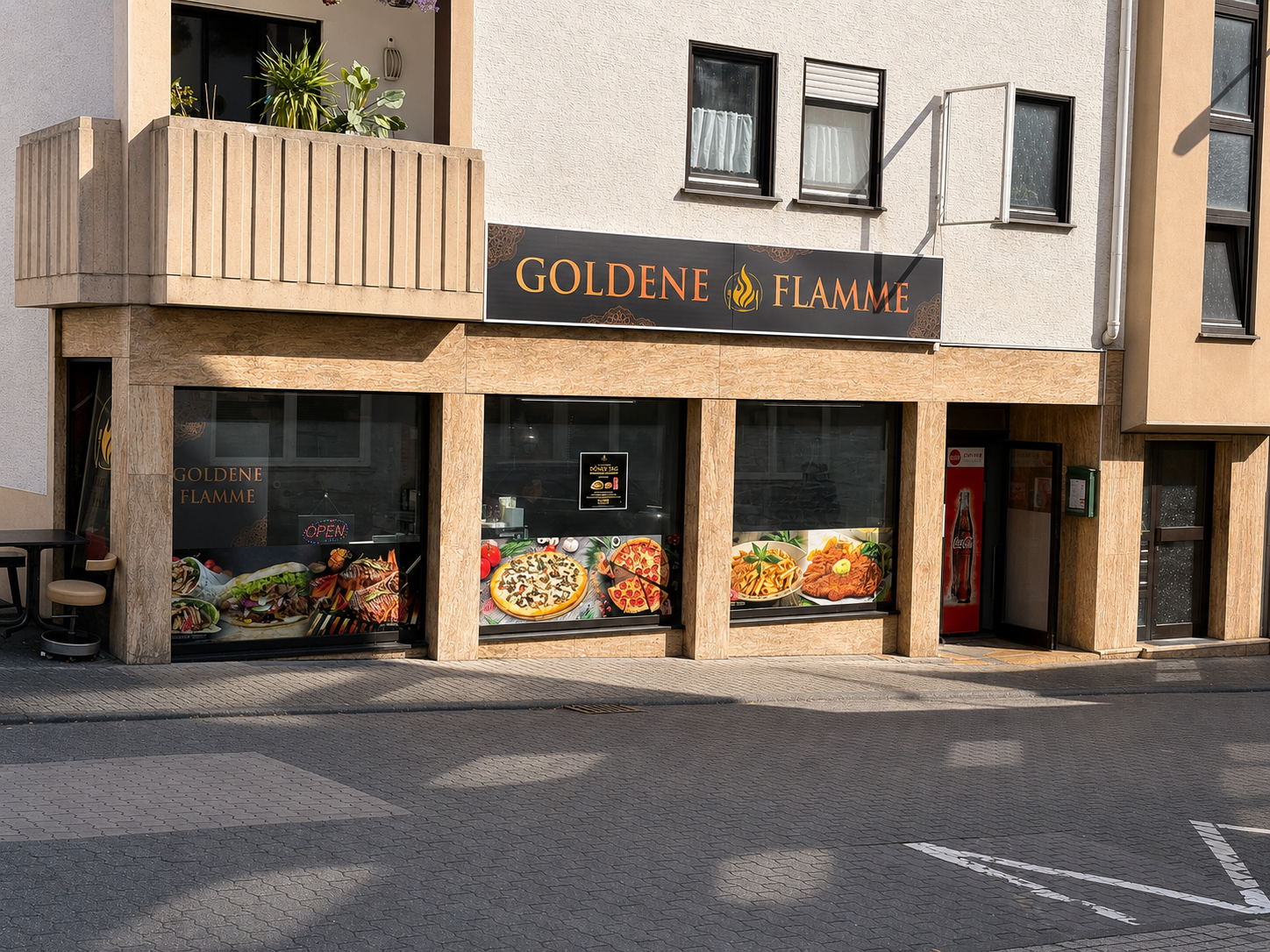 Goldene Flamme Restaurant bei Sonnenschein